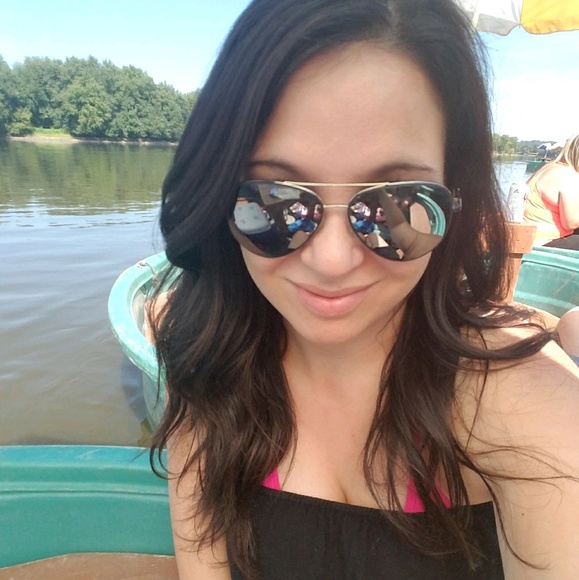 Meet your Posher, Lindy - Picture 1 of 1