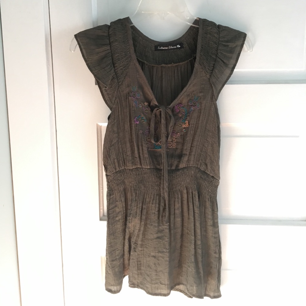 Crinkle fabric, embroidered sleeveless blouse