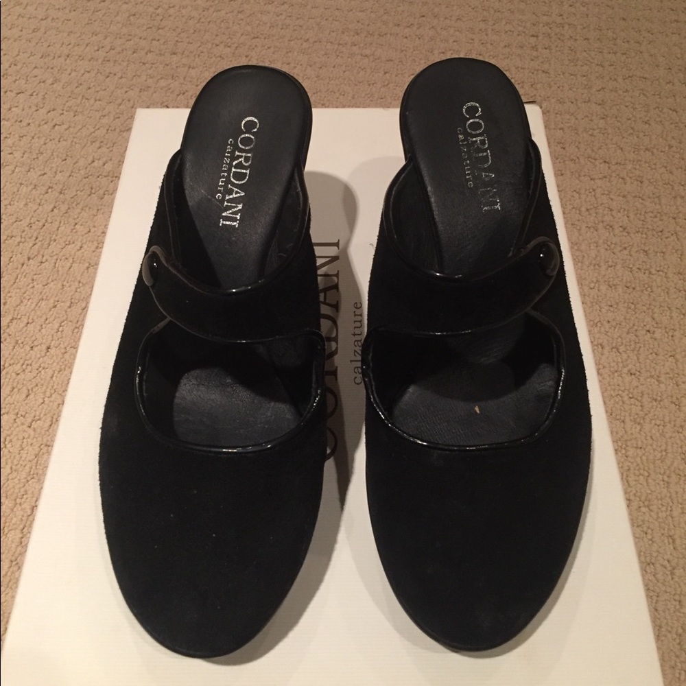 Cordani black suede heels good condition