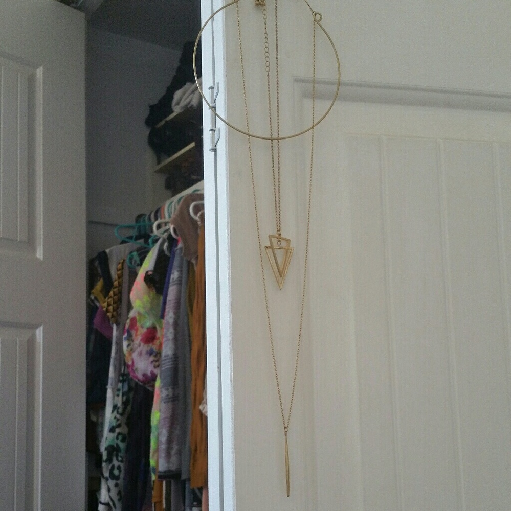 GOLDTONE TRIANGLE PENDANT NECKLACE - Picture 2 of 3