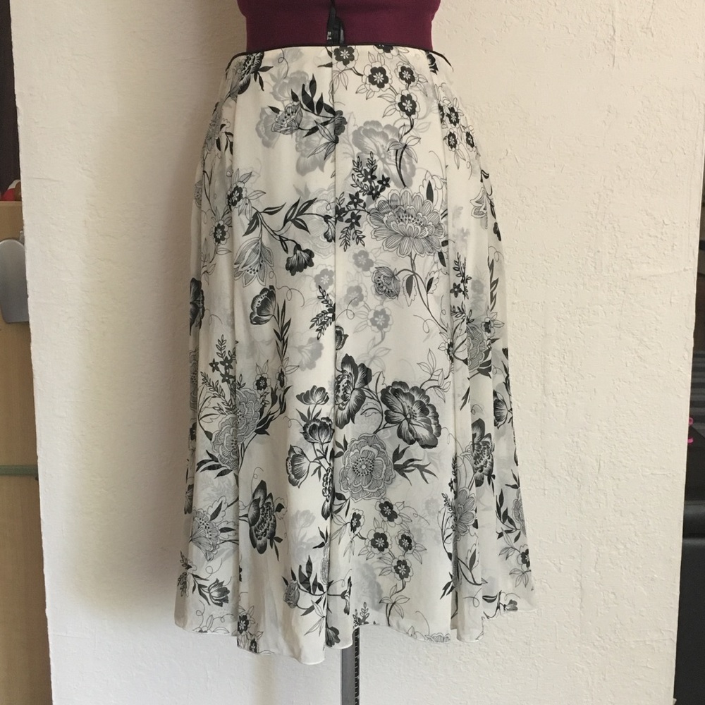 Floral pattern tea length skirt.