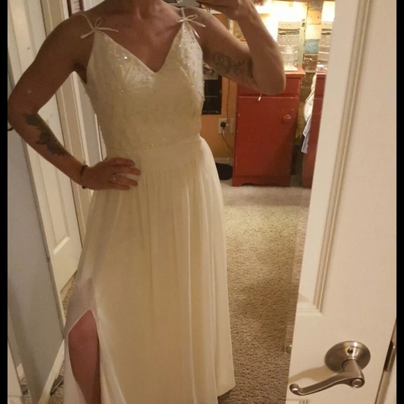 Formal wedding gown - Picture 1 of 4