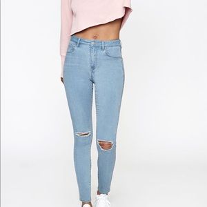Light washed high rise skinny jeans 👖