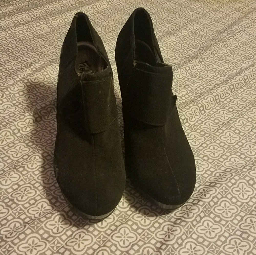 Cute ankle booties - Picture 3 of 3