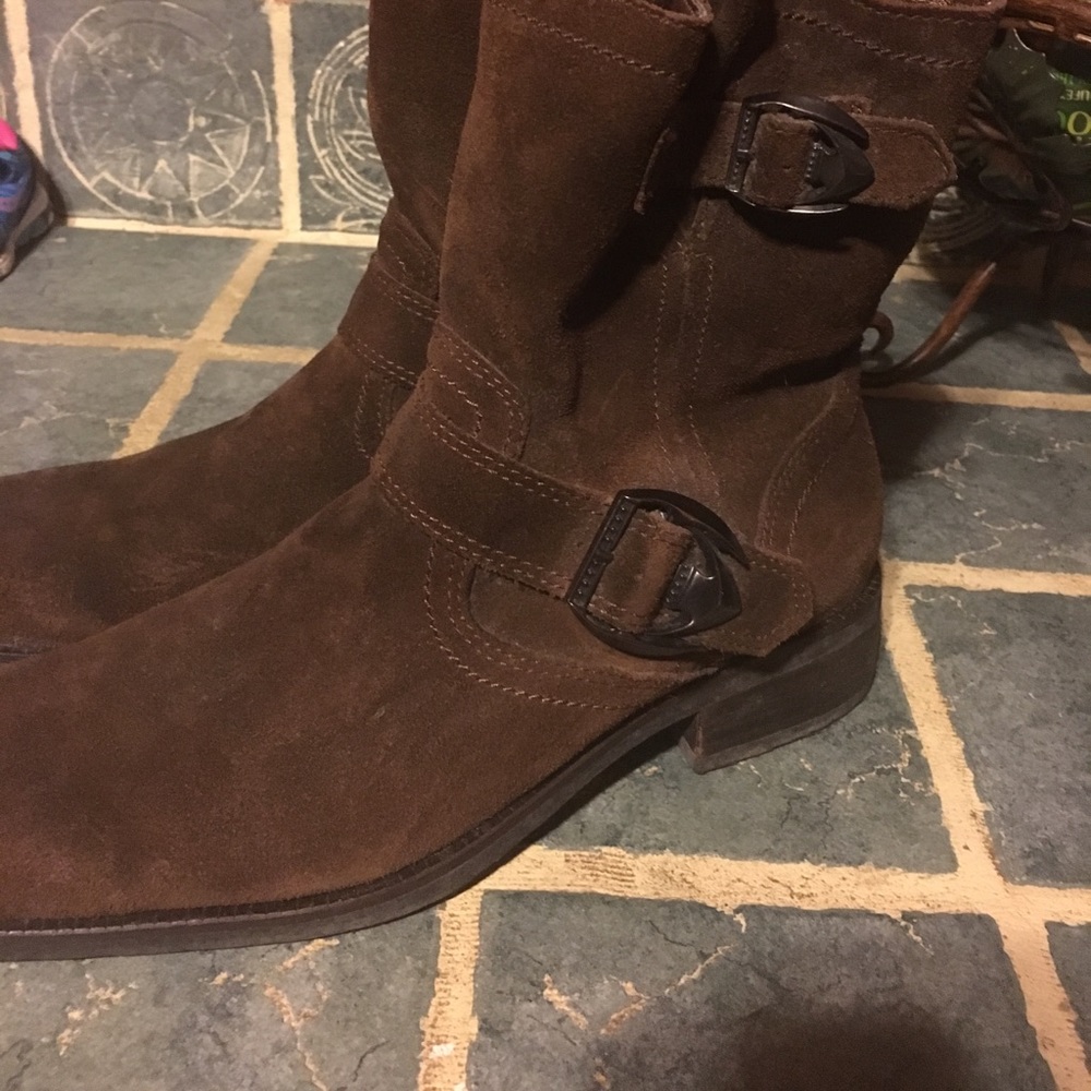 10.5 GUESS suede boot,