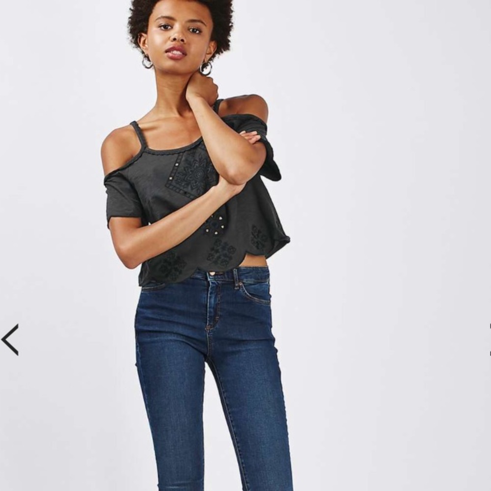 💨 Cold shoulder embroidered scalloped cami tank🆕 - Picture 5 of 5