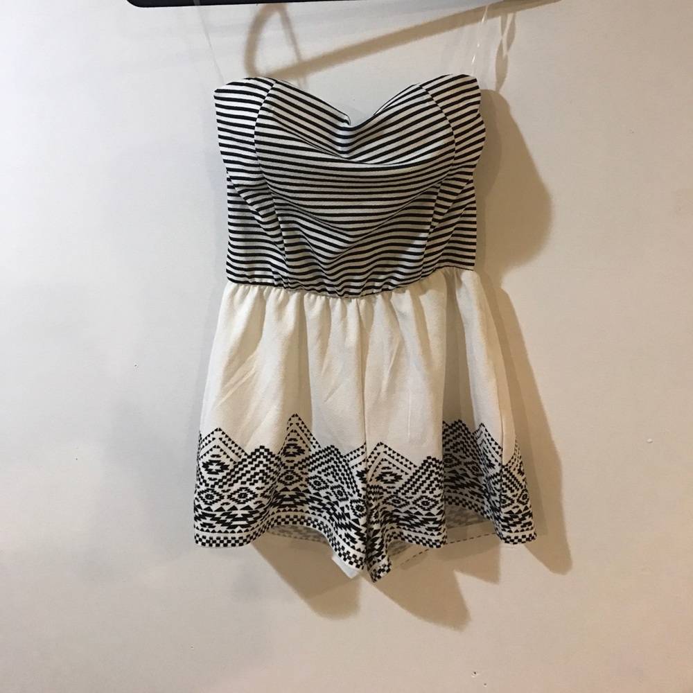 Cute black and white printed strapless romper