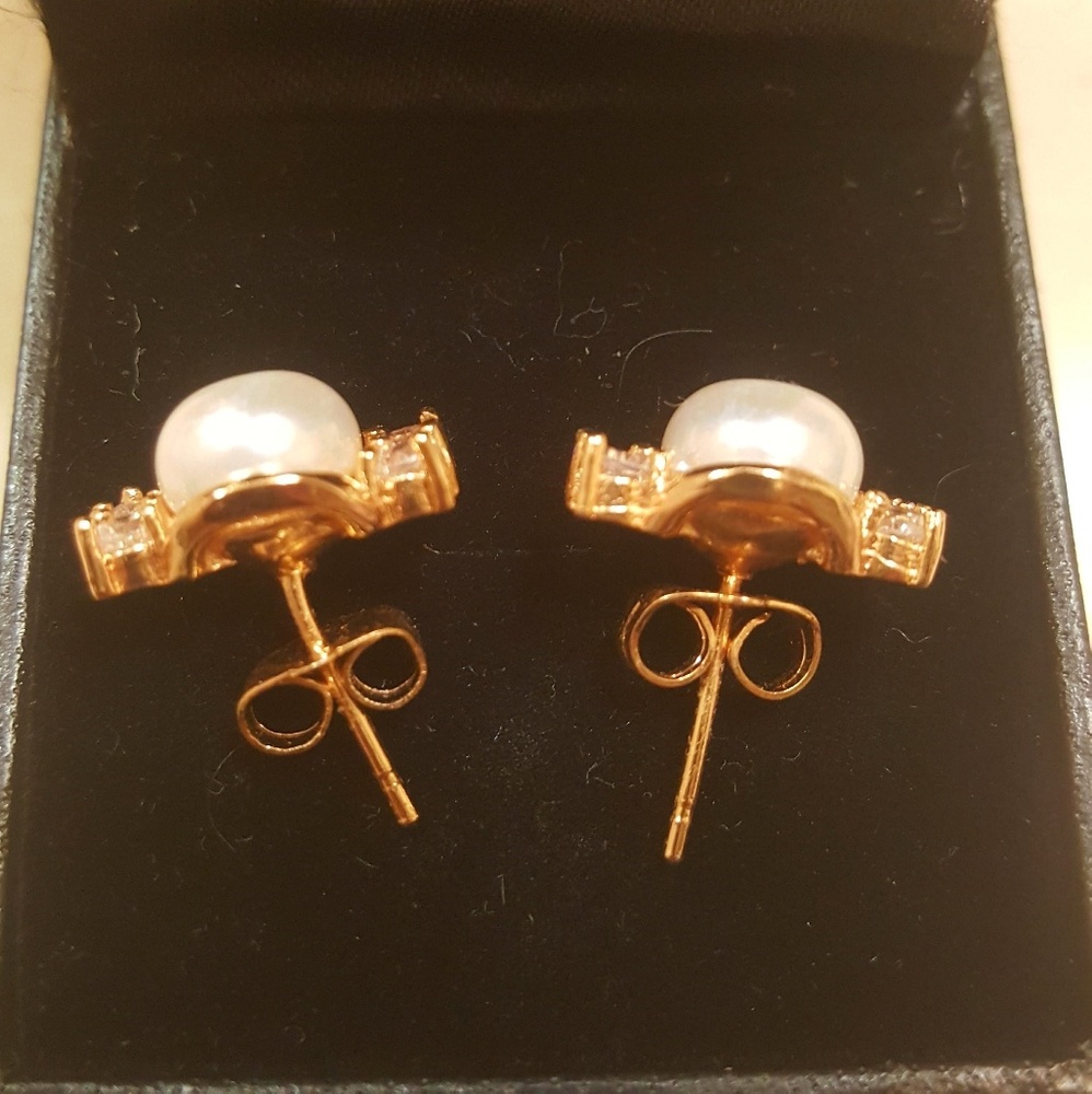 Earrings. - Picture 2 of 3