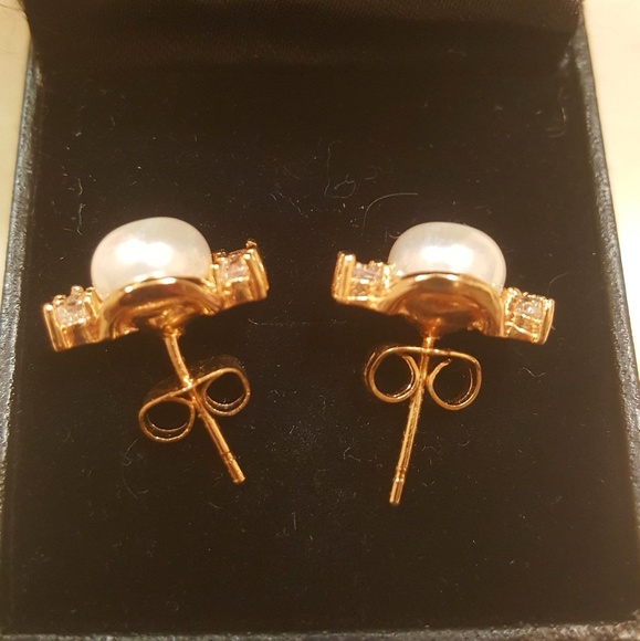 Earrings. - Picture 2 of 3