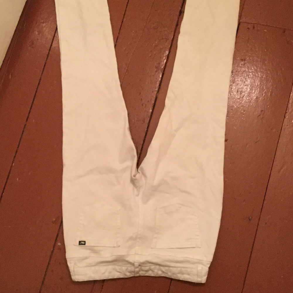 White vineyard vines jeans!
