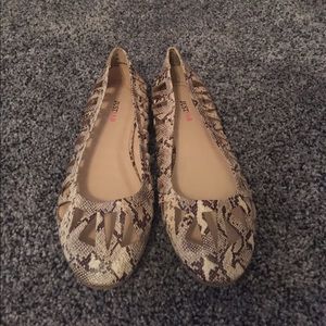 Size 7 🐍 snakeskin print JustFab flats