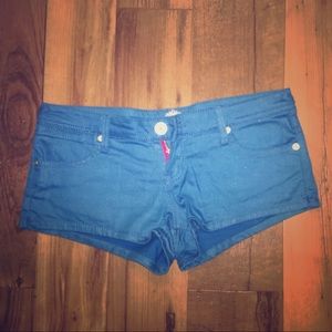 Who wears SHORT SHORTS!