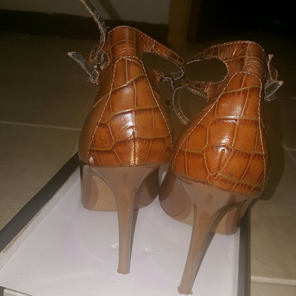 PRICE DROP***Linea Pella brown stilletto.