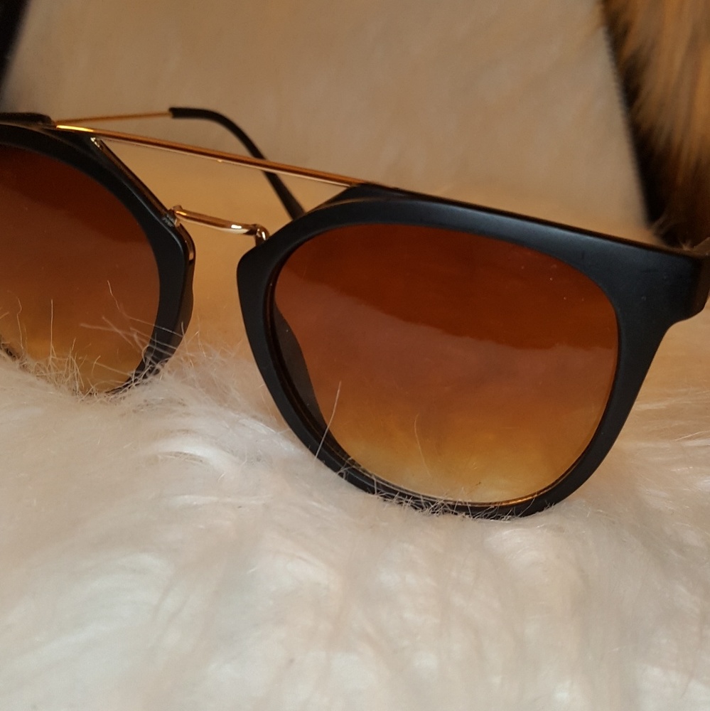 Black aviator look sunglasses - Picture 1 of 4