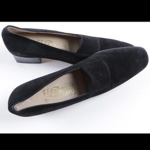 Salvadores Ferragamo suede black pumps.