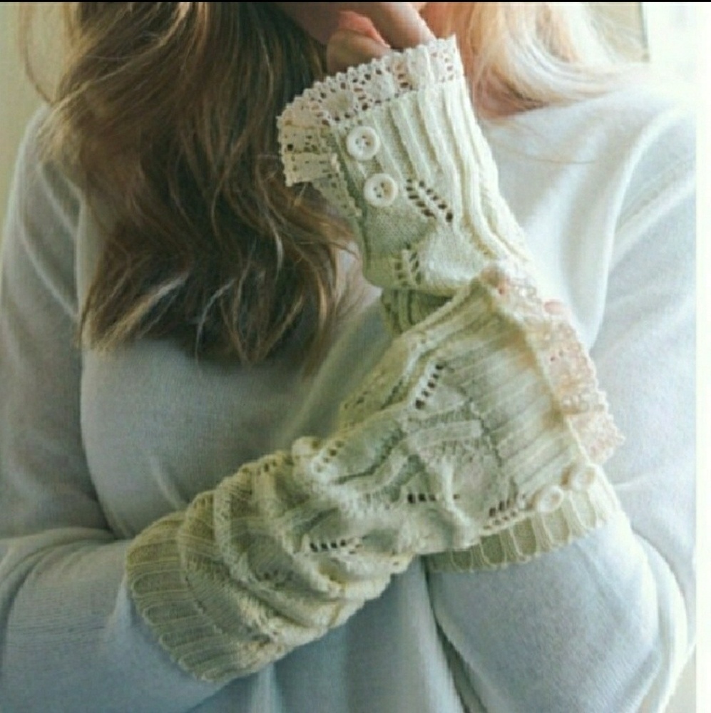 🌟HOST PICK - Arm Warmers w/ Lace & Buttons - Picture 3 of 8