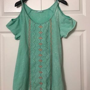 Open shoulder summer top