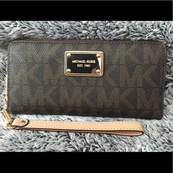 Michael Kors Handbags - Michael Kors Continental Wallet