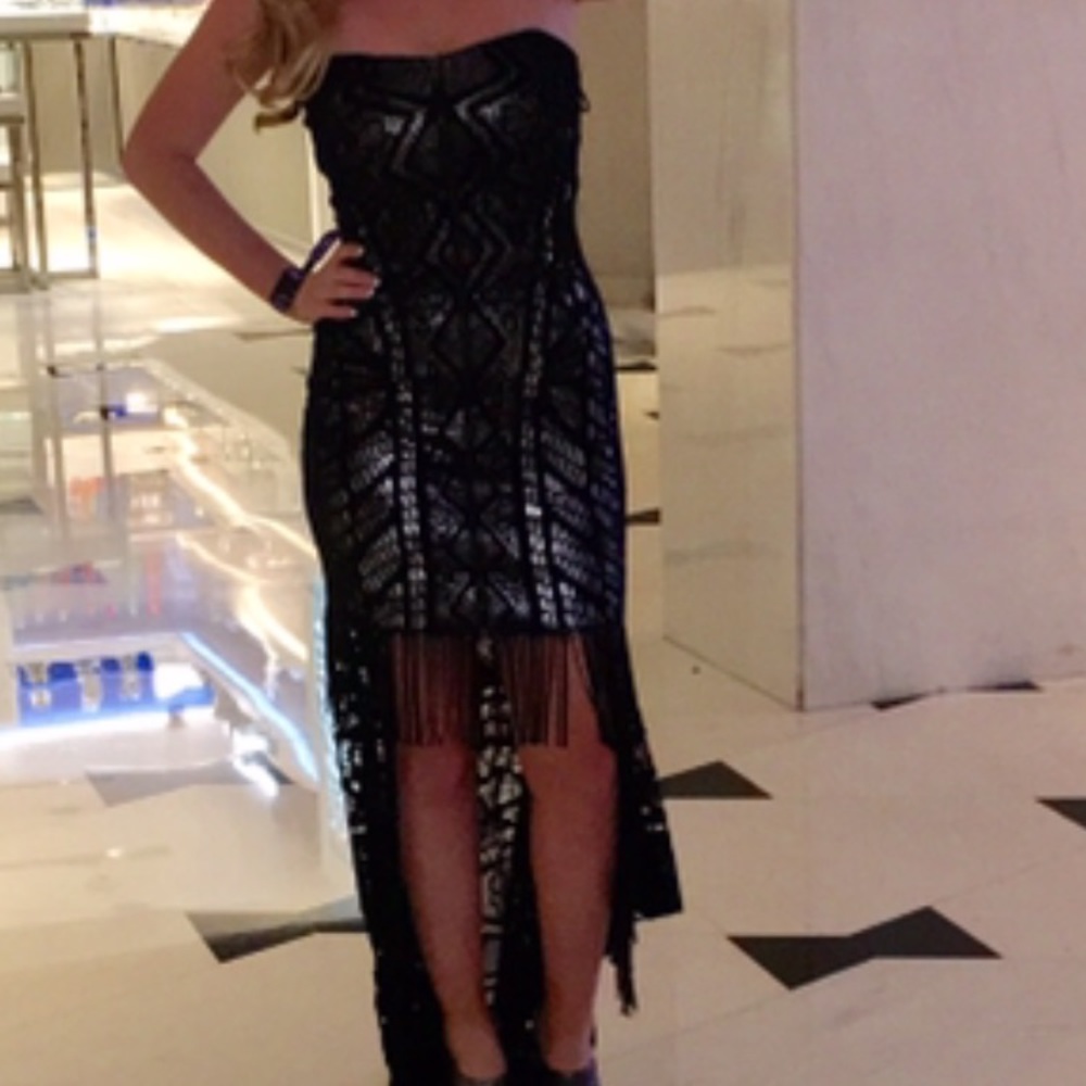 Black net and silver Alberto Maliki being wear