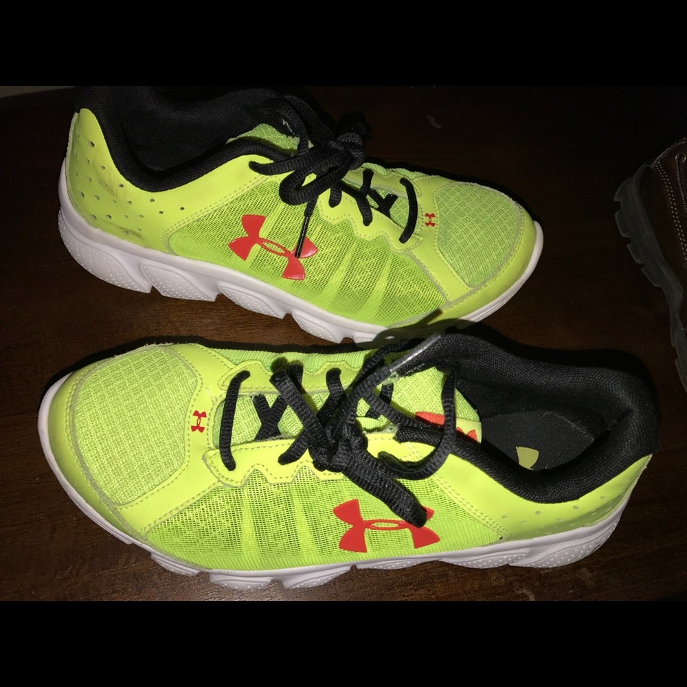 Boys Size 6.5 Shoes- Under Armour Shoes