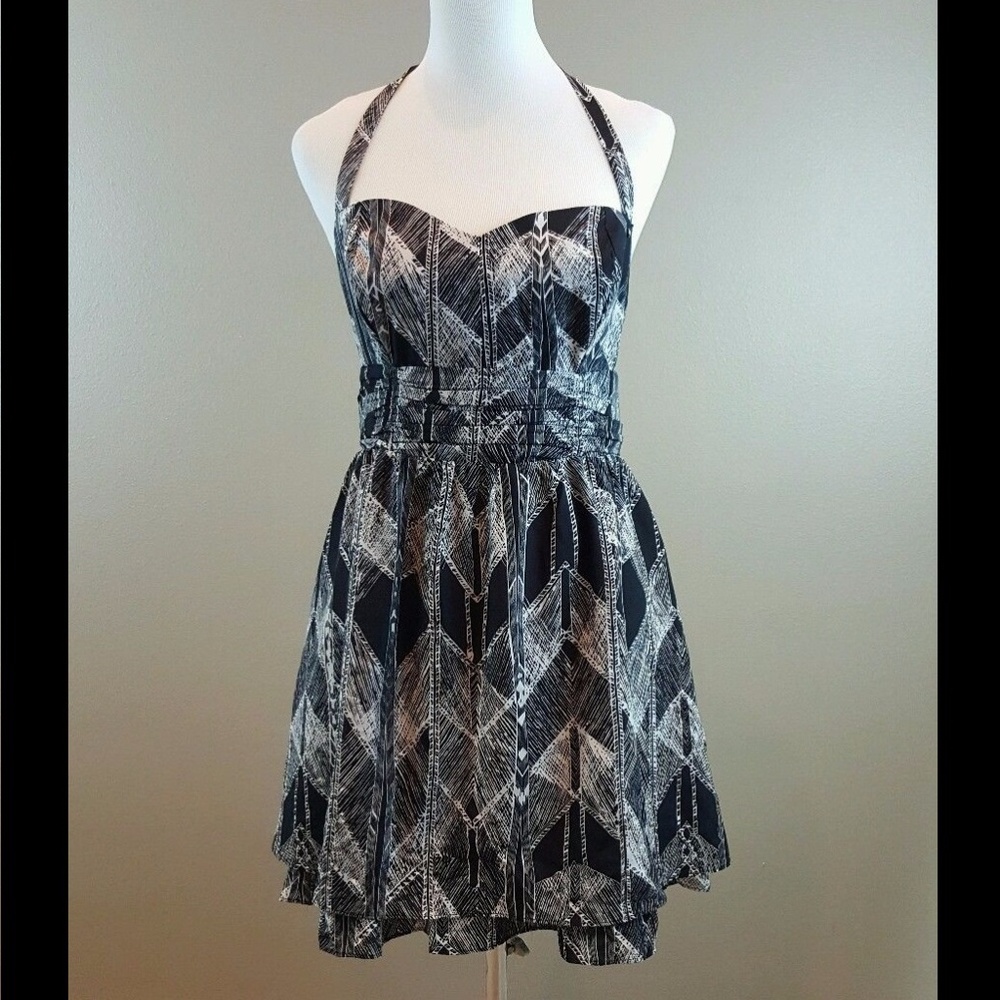 Size 10 GUESS B&W Geometric Print Halter Dress