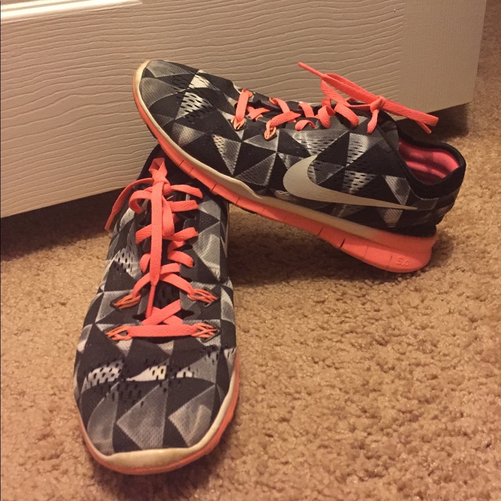 Tennis shoes