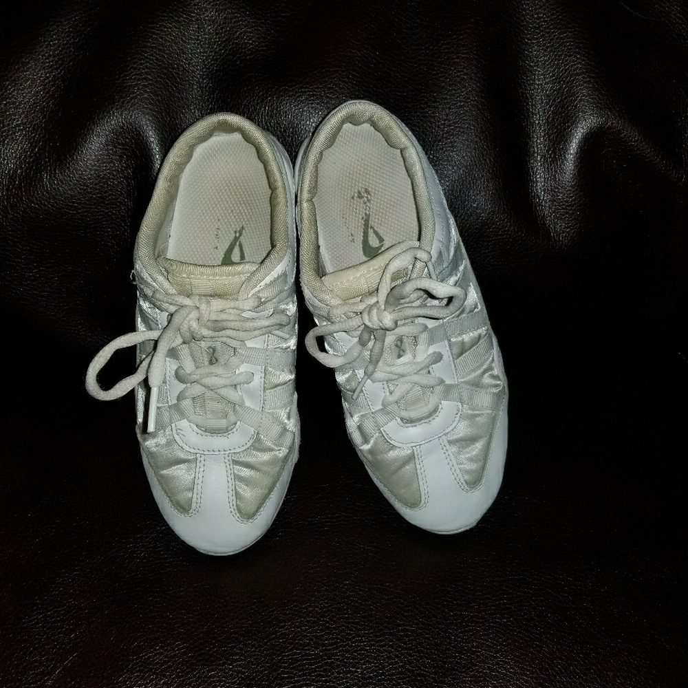 ----SOLD---Women's Nfinity Cheerleading shoes as 6