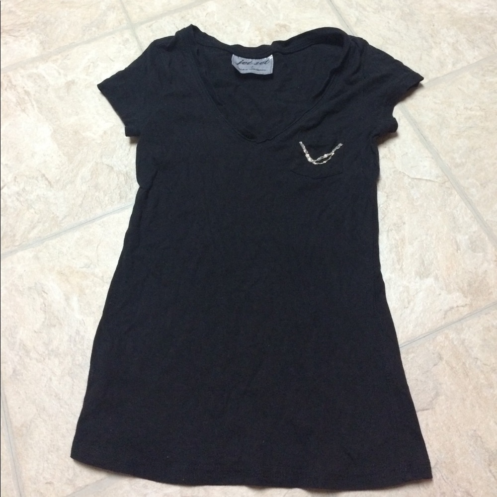 Short sleeve tee with front pocket and chain