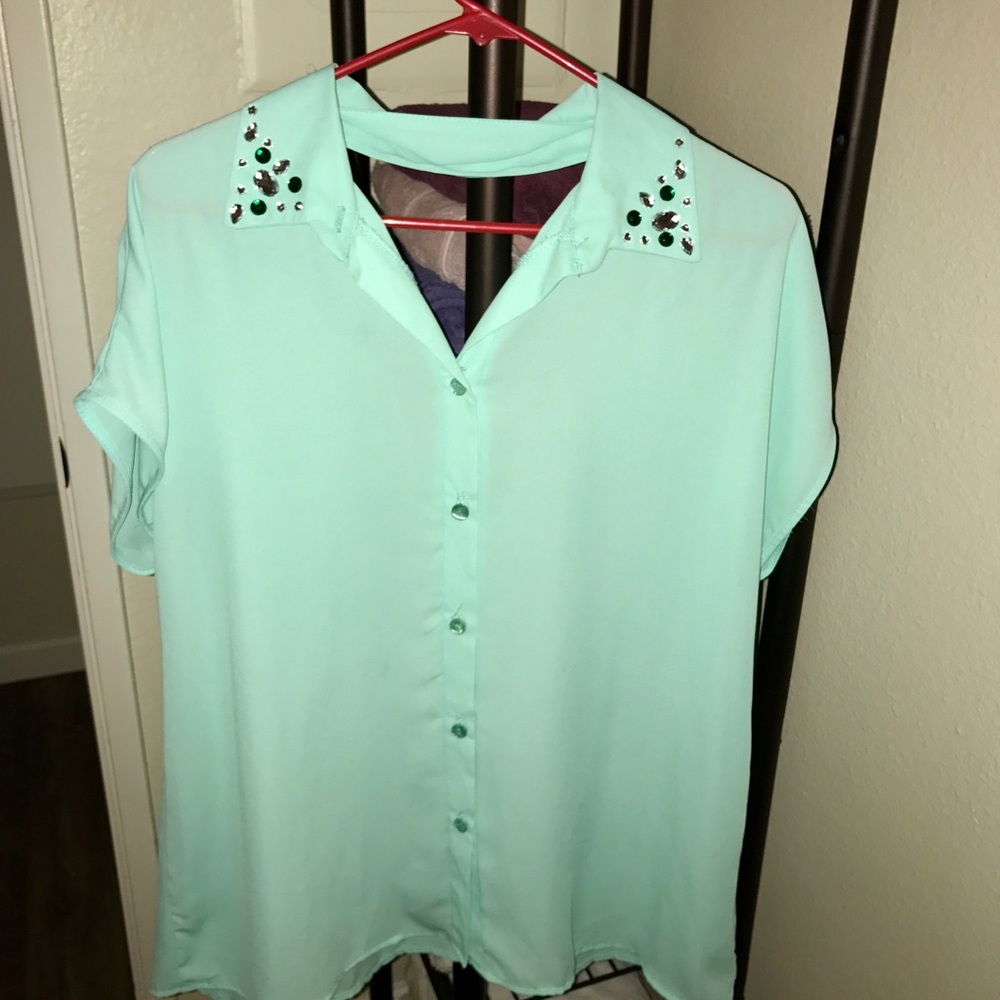 Open v in the back at top beads on the collar