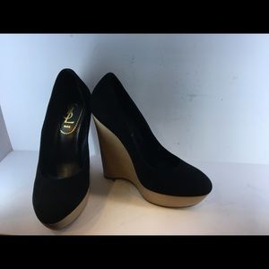 Yves Saint Lauren black pumps!
