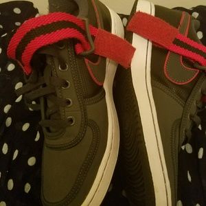 Black/ gray Nike. Sz. 7.5 men. ( 9) women