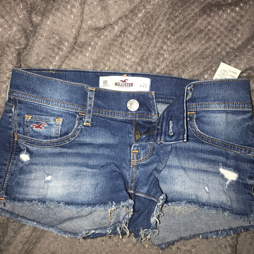 Low raised dark denim Hollister shorts size 00, 23