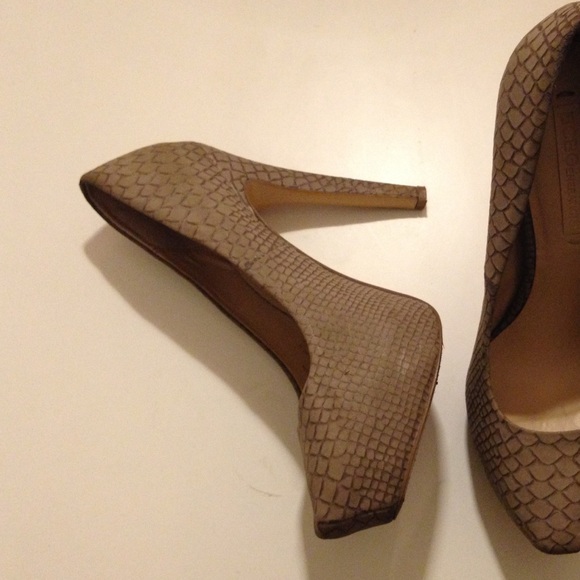 B C B G  Generation Pumps. Women size 7 - Picture 2 of 3