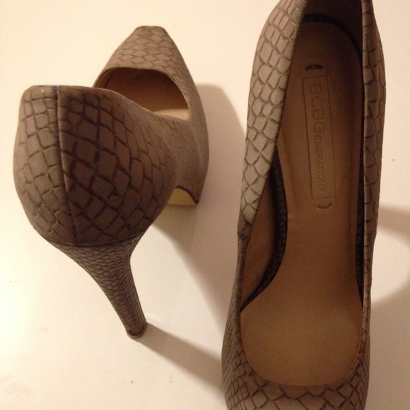 B C B G  Generation Pumps. Women size 7 - Picture 3 of 3