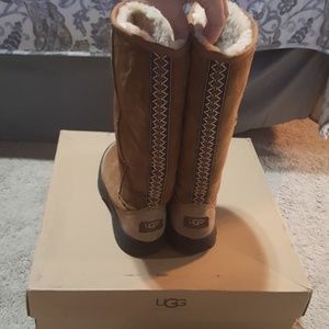 UGGS ( Authentic ) W/Box