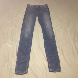 Blackish-gray feather soft jeggings.