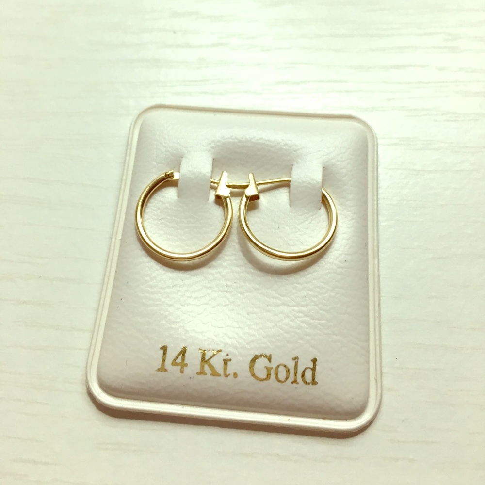 Small hoop earrings!! ✨✨