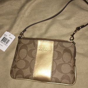 BRAND NEW GOLD COACH CORNER ZIP WRISTLET