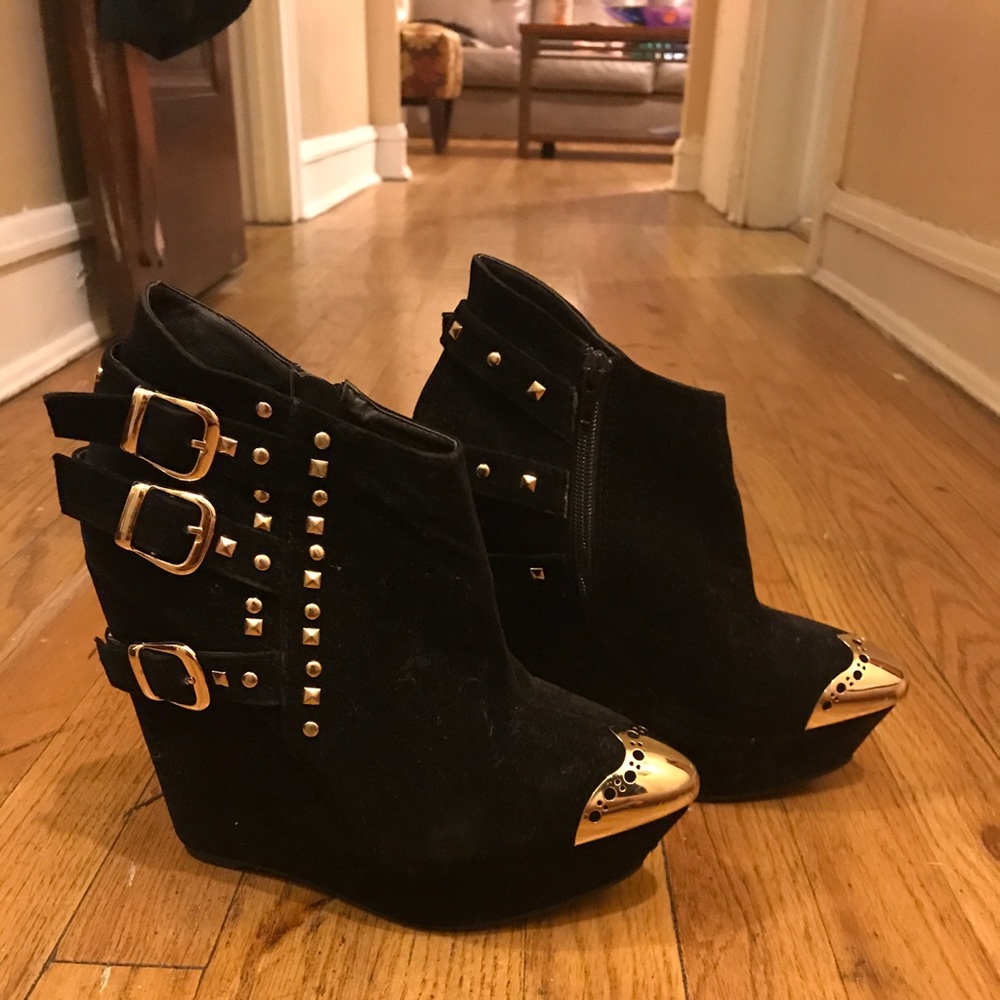 Black Wedges