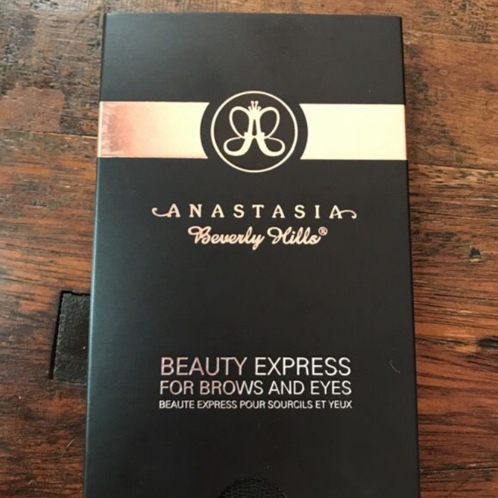Anastasia Beverly Hills eyebrow kit in blonde