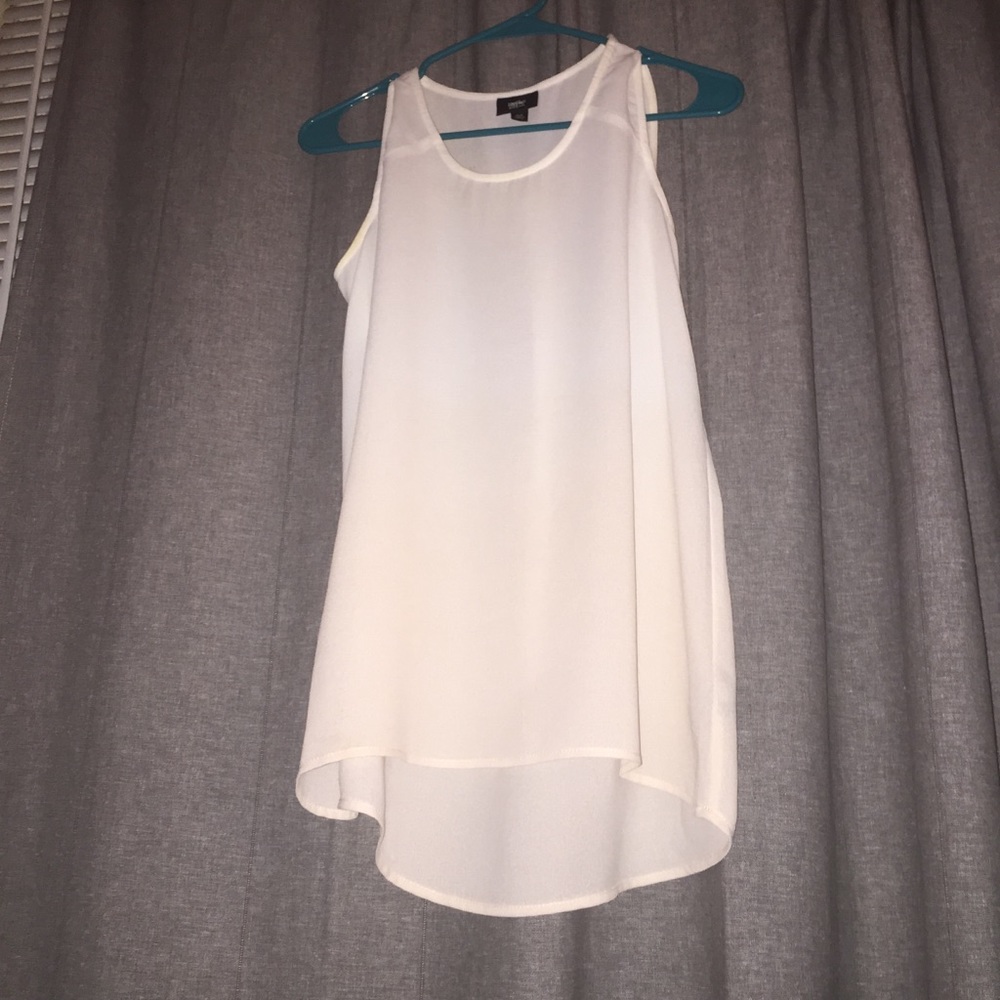 ☘Mossimo sheer white tank☘