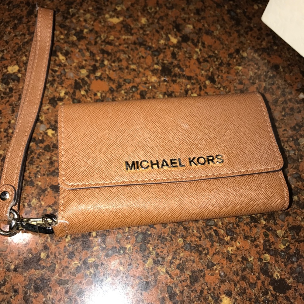 Michael Kors iPhone 5 wristlet