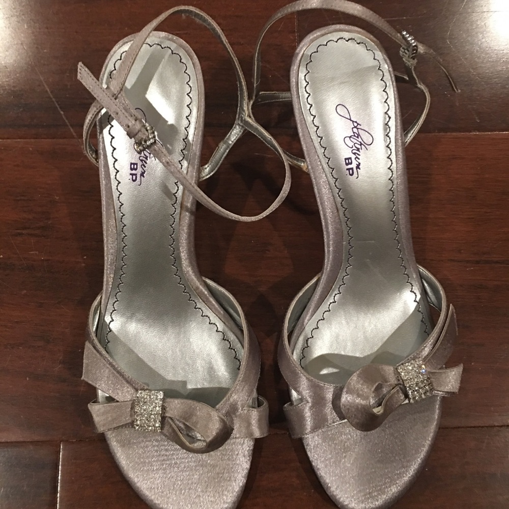 Chic Silver Formal Heels w/ Rhinestone Detailing
