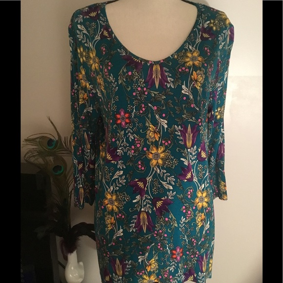 Shark 🦈 bite floral top - Picture 2 of 4