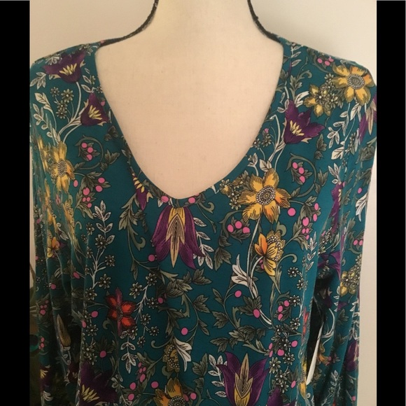 Shark 🦈 bite floral top - Picture 3 of 4