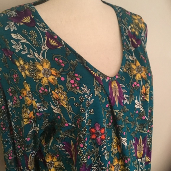 Shark 🦈 bite floral top - Picture 4 of 4