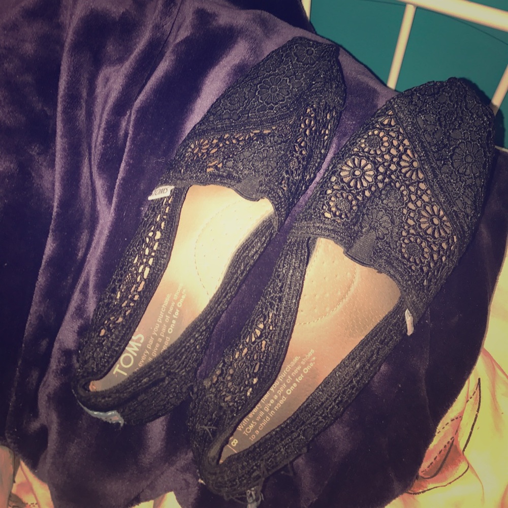 BLACK LACE TOMS