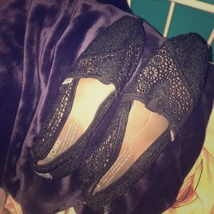 BLACK LACE TOMS