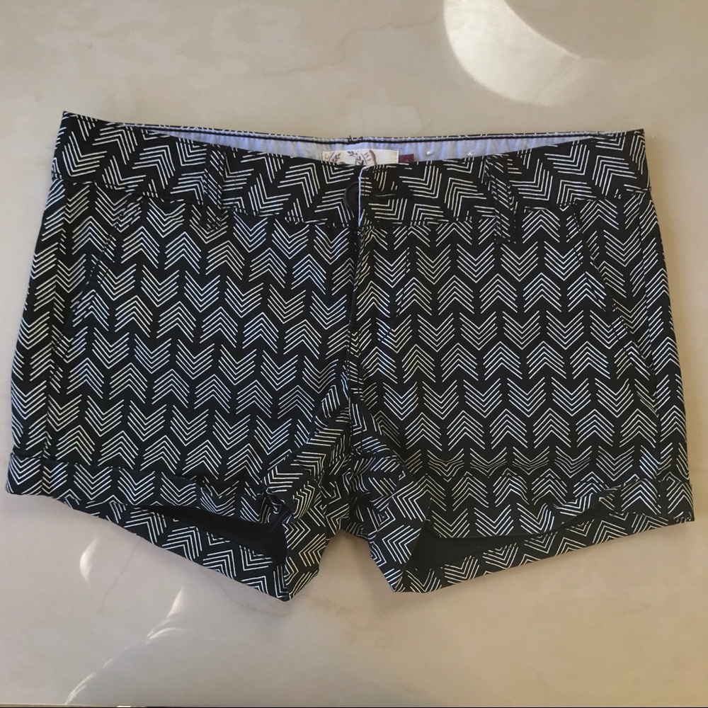 Black&white print fitted shorts