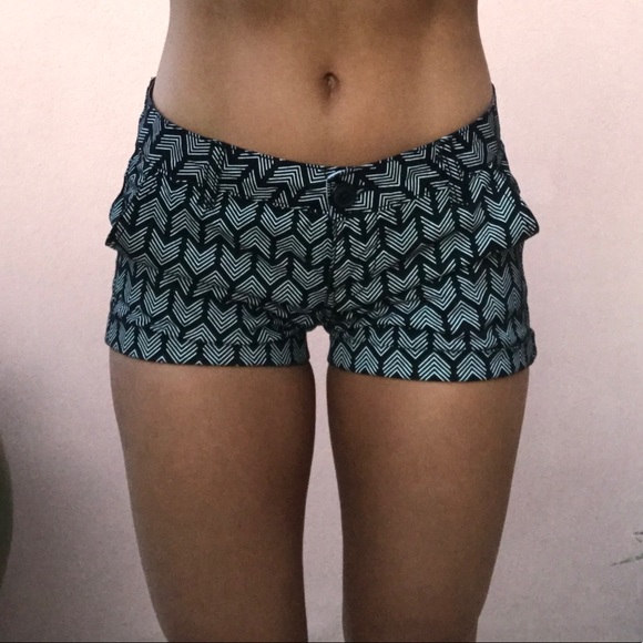Black&white print fitted shorts - Picture 4 of 6